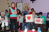 Klienti a zaměstnanci Denního centra Mateřídouška si připravili pro hosty vánoční besídku.