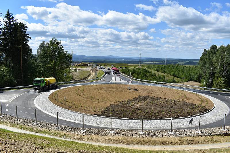 Zástupci BMW varují zvědavce, kteří na staveništi ohrožují své životy