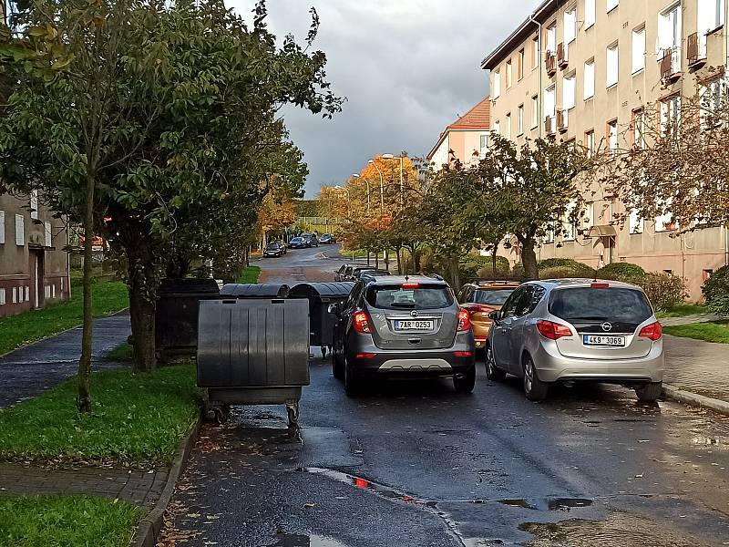 Po Sokolově jezdí kontejnery a bourají do aut. Ve školce zasahovali hasiči