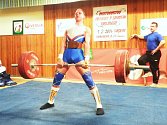 Nováček oddílu silového trojboje TJ Baník Sokolov dorostenec Patrik Hrubý při pozvedu 130kg.