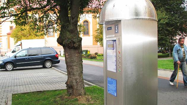 Parkomat u Starého náměstí vyvolal vlnu kritiky. Radnice ale jeho účel hájí.