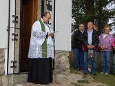 Farář Majkov před kapličkou