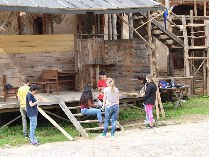 Skupinka dobrovolníků z celého světa přijela i letos pomoct při záchranných pracích na hrad Hartenberg.