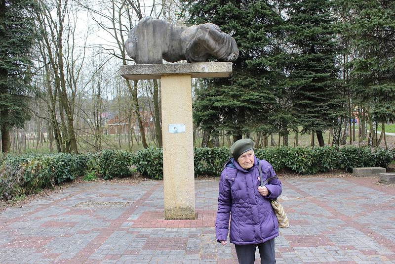 Iryna Shul se po 74 letech vrátila na místa, kde strávila nuceně rok života. Památník připomíná ženský pracovní tábor ve Svatavě.