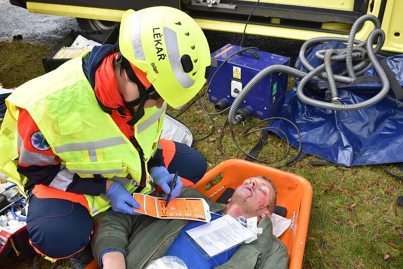 Hasiči cvičili u jesenické přehrady záchranu lidí při srážce vlaku s autem