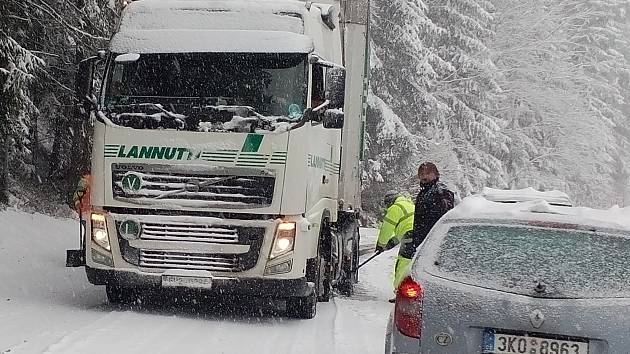 Uvízlý kamion u železničního přejezdu mezi Olovím a Kraslicemi