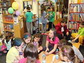 Během školního roku se koná v knihovně řada akcí, například se děti pravidelně zúčastňují Noci s Andersenem (na snímku).