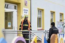 Osmadvacet žáků ZŠ v Královském Poříčí si kvůli podezření na únik plynu dopoledne hodinu posedělo v hasičském evakuačního autobusu.