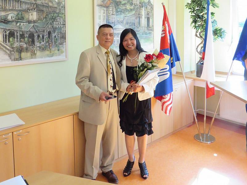 Binh spolu s manželkou Ngoc Thuy Le. Po letech strávených v naší republice se oba dočkali českého občanství. Foto: Archiv Binh Than Nguyen