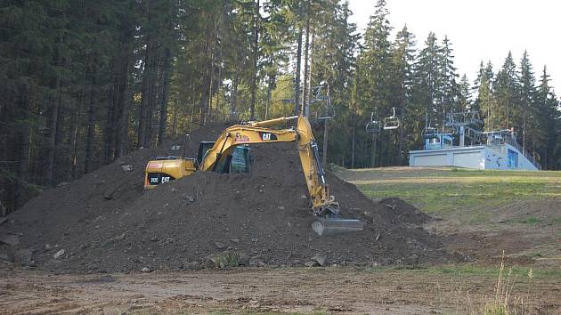 VLEKAŘI na Kraslicku se připravují na nadcházející sezónu. Vrhli se do úprav terénů sjezdovek a servisu ostatní techniky. Snímek je z Bublavy, kde skiareál pracuje na přemostění. 