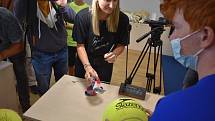 Markétu Vondroušovou přivítala po olympiádě v létě 2021 v rodném Sokolově tenisová drobotina.