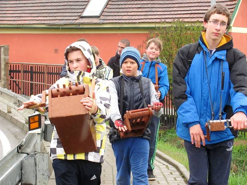 KOLEDNÍCI prošli v pátek Šabinou hned třikrát. Ráno v šest, poté v poledne (snímek)  a nakonec podvečer v šest hodin.