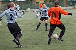 Zimní turnaj Baníku Sokolov: FC Tirschenreuth - Baník Vintířov (v oranžovém)