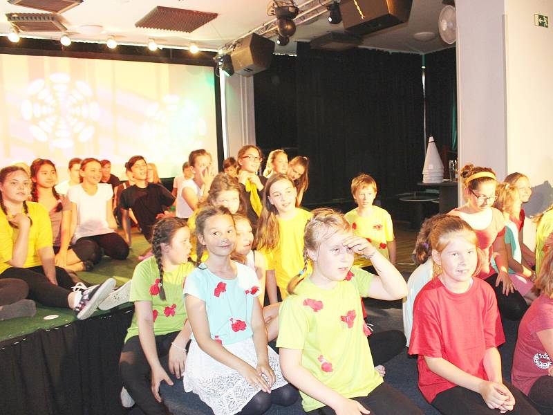 Muzikál Pastelky zahráli žáci ze ZŠ Švabinského svým spolužákům, rodičům, veřejnosti a ke Dni dětí i mateřinkám.