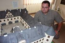 U modelu sokolovského zámku se nechal vyfotit Michael Rund. 
