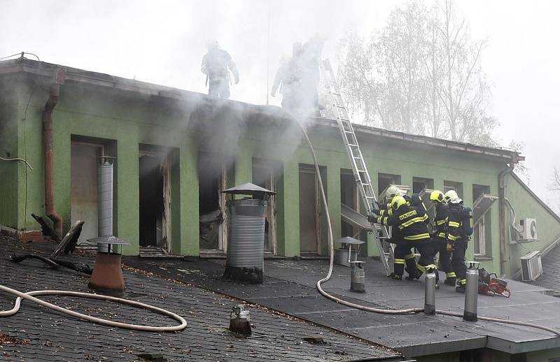 Zkrachovalou pekárnu Pekosa zachvátil požár.