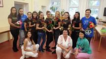 Studentky živnostenské školy Sokolov při návštěvě seniorů v DOP HC Dolní Rychnov