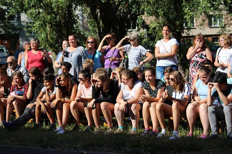 Deváťáci ze základní školy ve Švabinského ulici se slavnostně rozloučili se základní školou.