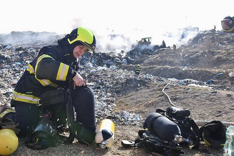 Na velkou vzdálenost byl v sobotu vidět sloup černého kouře z požáru skládky u Vřesové na Sokolovsku. Požár odpadu zde likvidovalo šest jednotek hasičů. Dostat plameny pod kontrolu trvalo několik hodin.