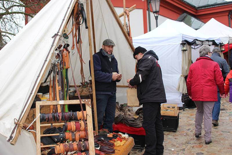 Krušnohorskými vánočními trhy ožil opět po roce o víkendu loketský hrad i náměstí T.G.M.