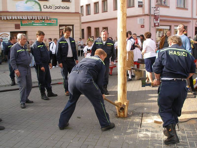 Ppevnění májky dřevěnými klíny a kladivem.