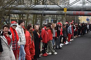 Červený živý řetěz studentů propojil integrovanou školu s mostem lásky