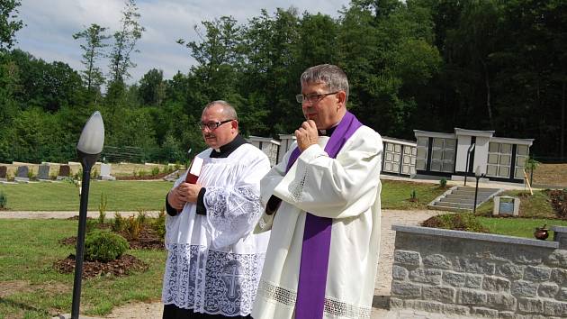 Mons. Josef Žák a farář Jiří Majkov (zprava).