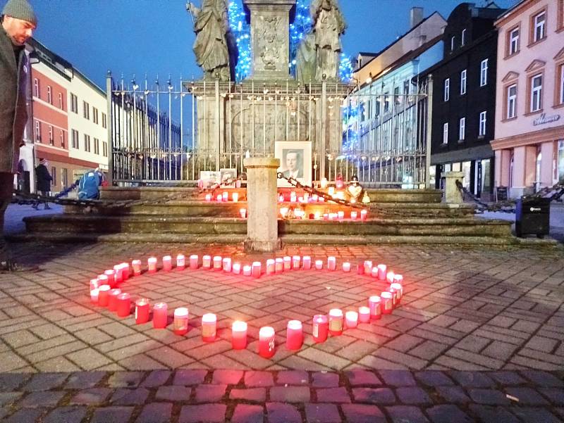 Lidé zapalovali na Starém náměstí v Sokolově svíčky Václavu Havlovi