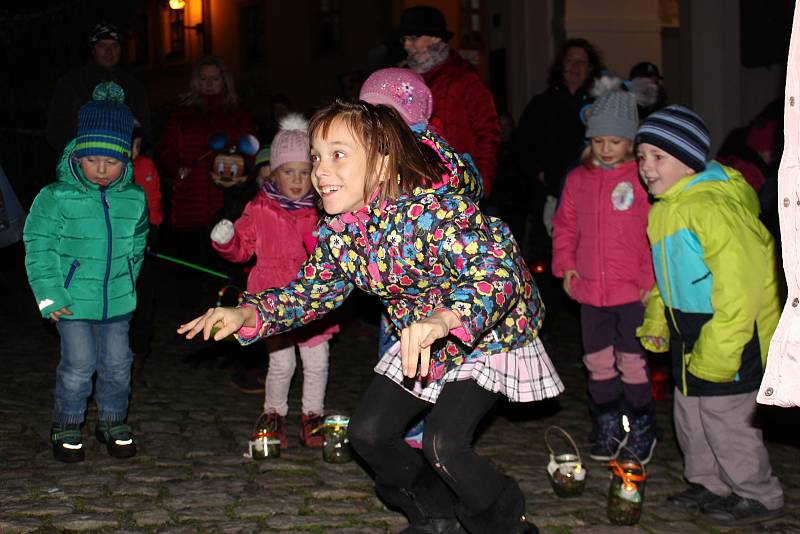 O víkendu pořádal Loketský dráček Uspávání broučků i s lampionovým průvodem.