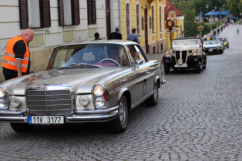 O víkendu zavítala do Lokte Prague retro rallye.