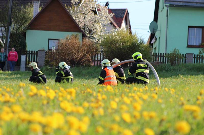 V Rotava hoří les. Zasahuje vrtulník, který hasí ze vzduchu kvůli nepřístupnosti terénu.