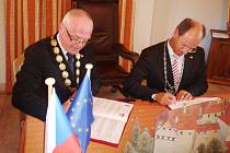 STAROSTA Lokte Zdeněk Bednář a starosta Laufu Benedikt Bisping  (zleva) podepsali memorandum na hradě Loket.