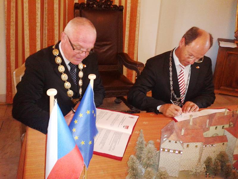 STAROSTA Lokte Zdeněk Bednář a starosta Laufu Benedikt Bisping  (zleva) podepsali memorandum na hradě Loket.