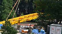 Stavaři pokládali mostovku nové Krejcarové lávky v Sokolově