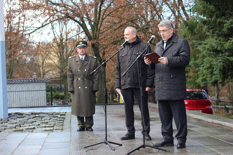 Slavnostní pietní akt u památníku u sokolovského hřbitova.