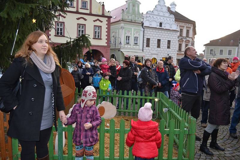 Na Žižkově náměstí v Táboře lidé naslouchali hře na zvony. 