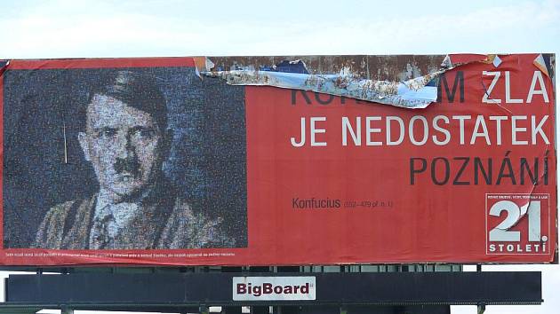 Před vjezdem do centra Tábora stojí billboard s Hitlerem.