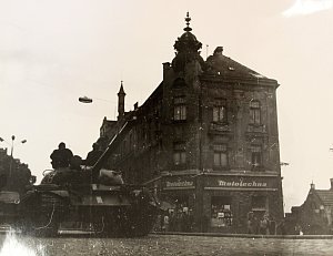 Miloši Novotnému bylo v srpnu 1968 pětadvacet let. Jako náruživému fotografu se mu jeho koníček stal málem osudným.