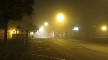 Jihočeská města se po setmění mění v liduprázdné osady, atmosféru tento víkend umocnila ještě mlha. Snímek je ze Sezimova Ústí.