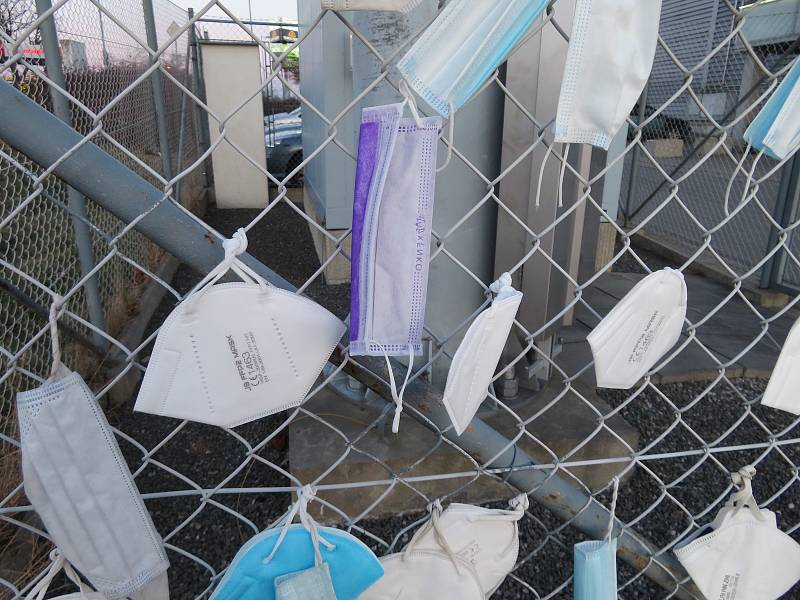 Na plotě v Táboře nedaleko sídliště Nad Lužnicí visí nejméně pět set kusů ochranných pomůcek proti šíření onemocnění covid-19.