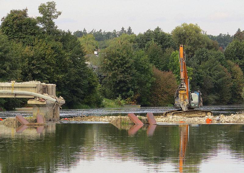 Demolice mostu v Plané přes řeku Lužnici v září 2022.