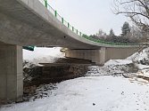 Po novém mostě se jezdí již měsíc, ale dokončovací práce skončí až v půlce března.