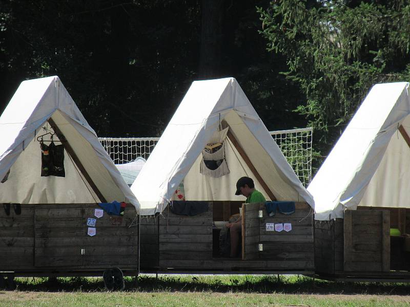 Letní Tábor v Borovanech Balloon club navštívily ve čtvrtek 13. srpna ředitelka českobudějovické hygieny Květoslava Kotrbová a hygieničky Marie Nosková a Romana Fürstová. Táborové zařízení nad Borovanským mlýnem absolvovalo důkladnou kontrolu bez poskvrny