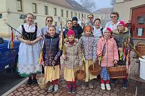 Do soběslavských ulici na Velikonoční pondělí vyrazila také děvčata z folklorního souboru Ráček, doprovázel je povoz tažený dvěma koňmi.