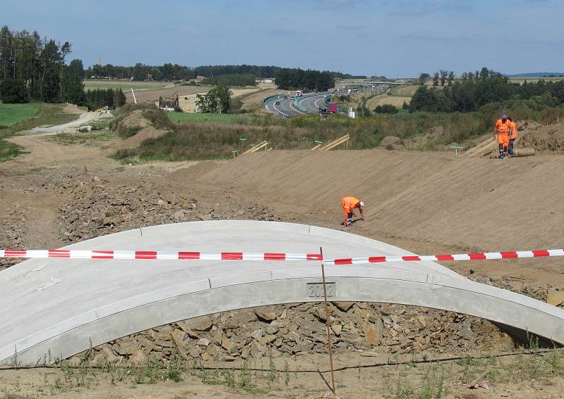 Za stanicí Soběslav vzniká Zvěrotický tunel, který bude ve finále měřit 370 metrů. Na něj navazuje přemostění komunikace ve směru na Sedlečko. Estakádu vytvoří celkem 27 mostních polí.