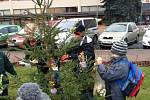 Děti si přišly na sezimácké náměstí ozdobit svoje vánoční stromečky.