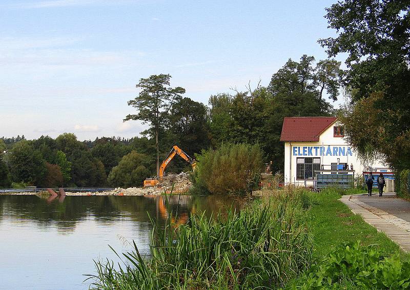 Demolice mostu v Plané přes řeku Lužnici v září 2022.