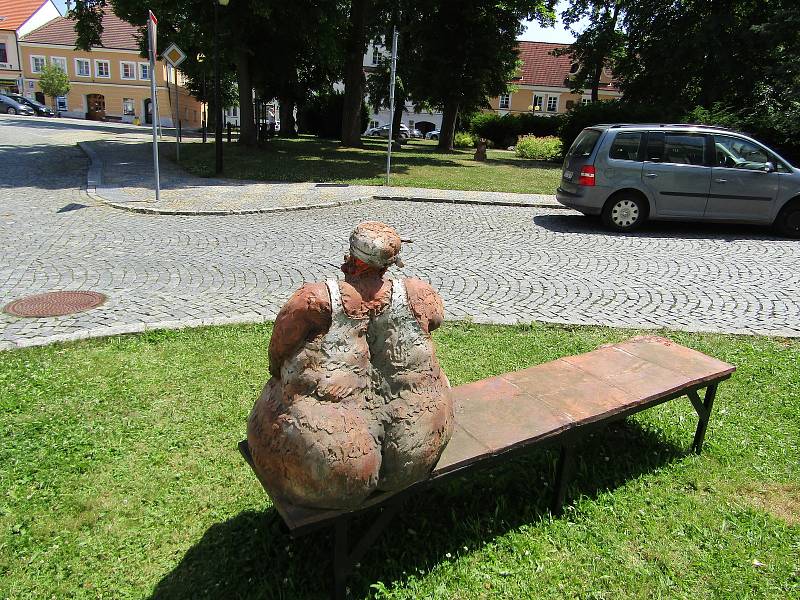 První socha, která stojí na náměstí TGM v Bechyni, je zároveň i lavičkou.