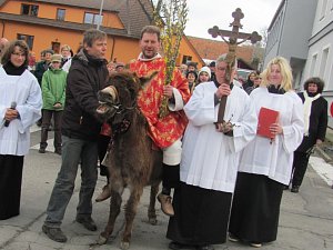 Procesí vedli ministranti, za nimi jel farář Petr Plášil na oslu. 