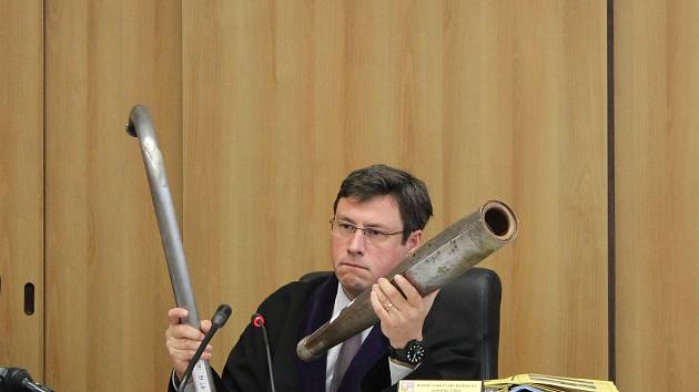 Soudce Petr Černý ukázal vražednou zbraň: výfuk k motorce.